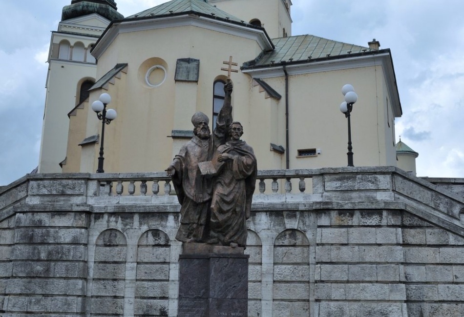 Soch Cyrila a Metoda v Žiline,v pozadí kostol