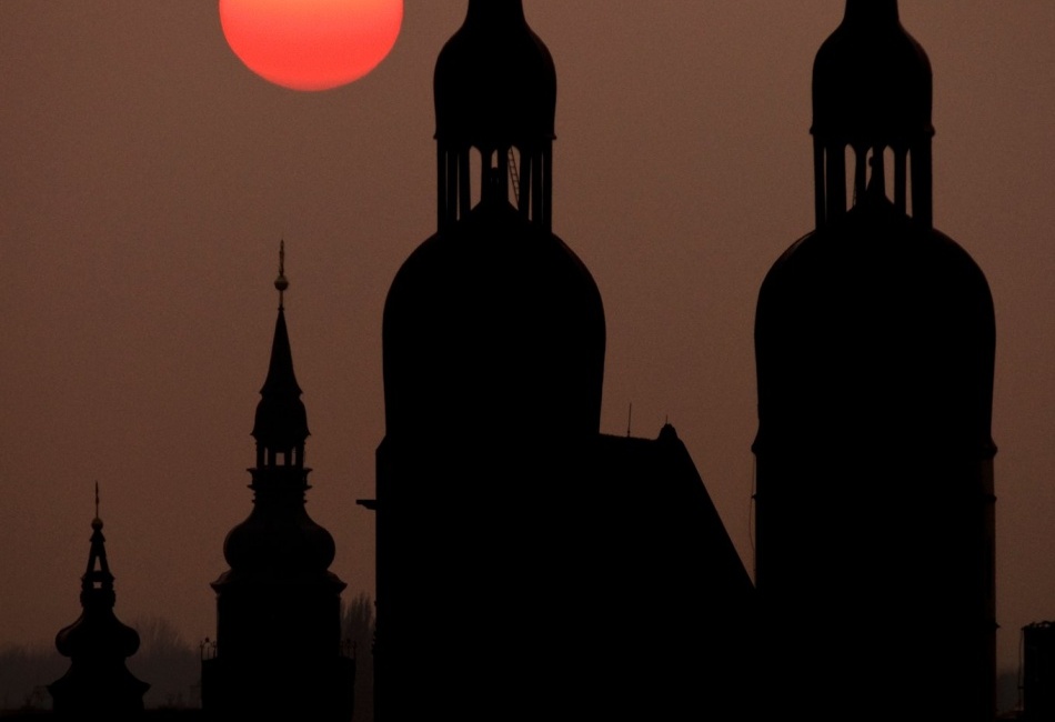 a nastáva zimný večer...