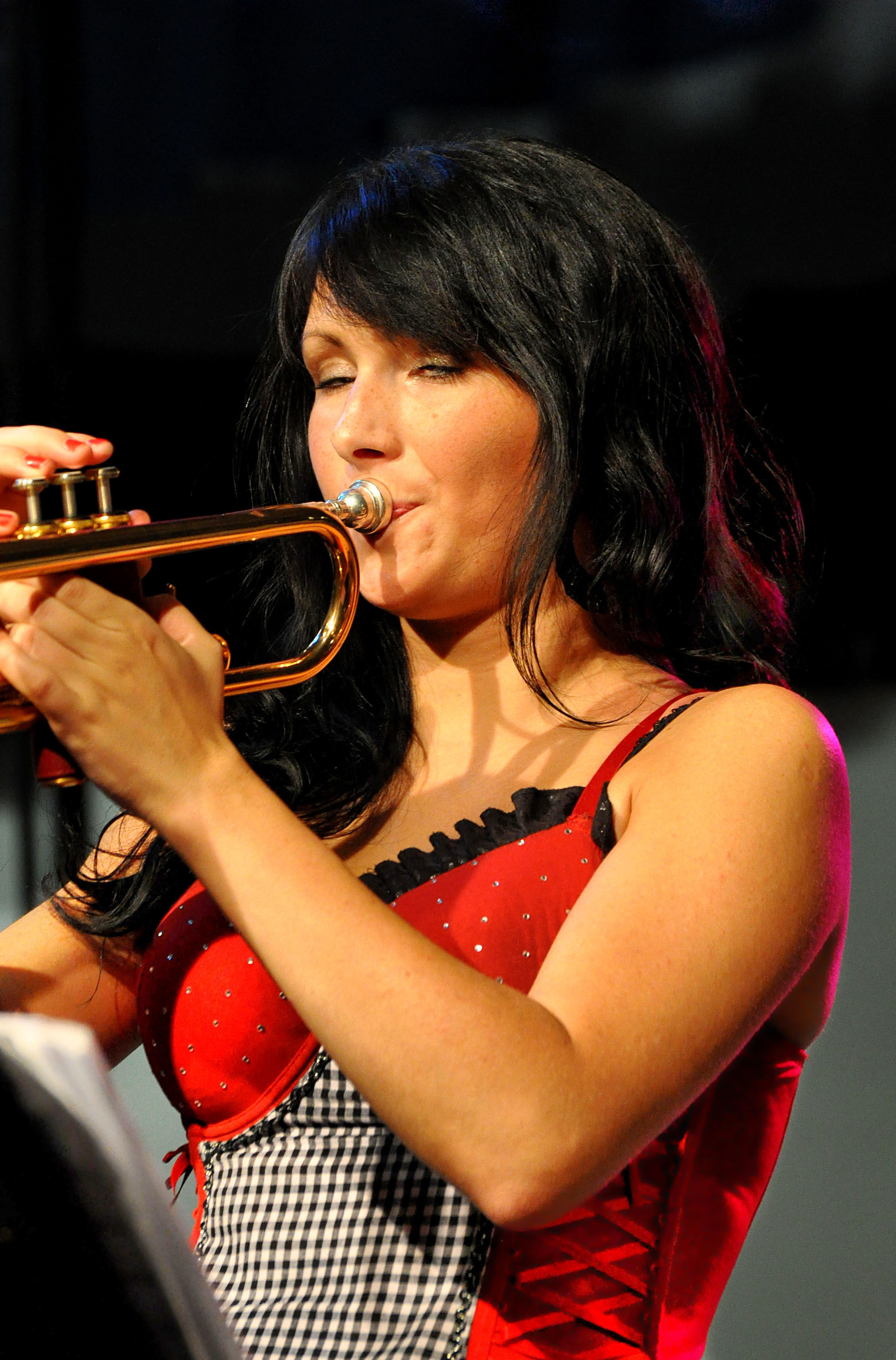 Půvabná trumpetistka v akci.