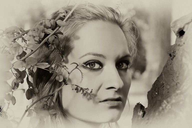 Dívka s větvičkou BW