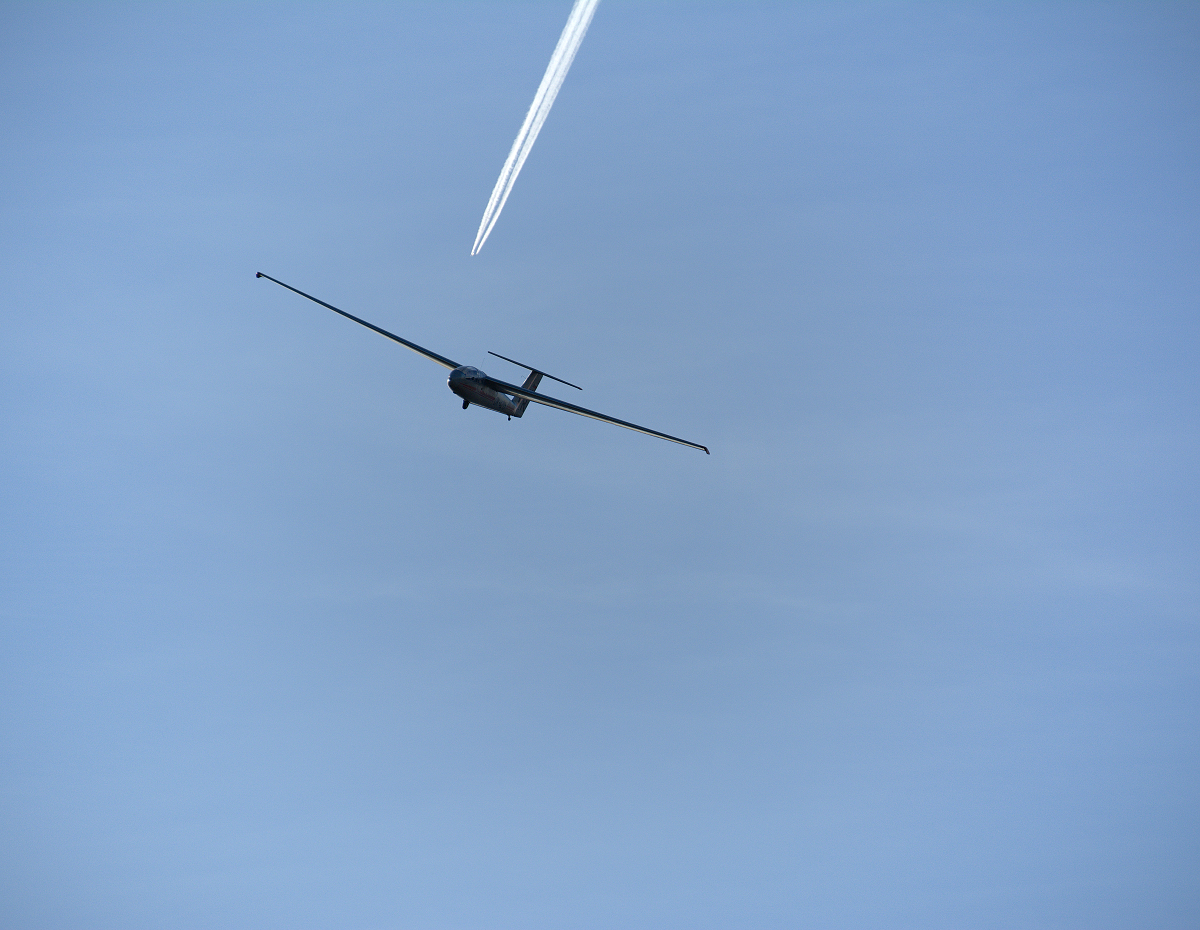 ,, o něco níž (výš) ,,