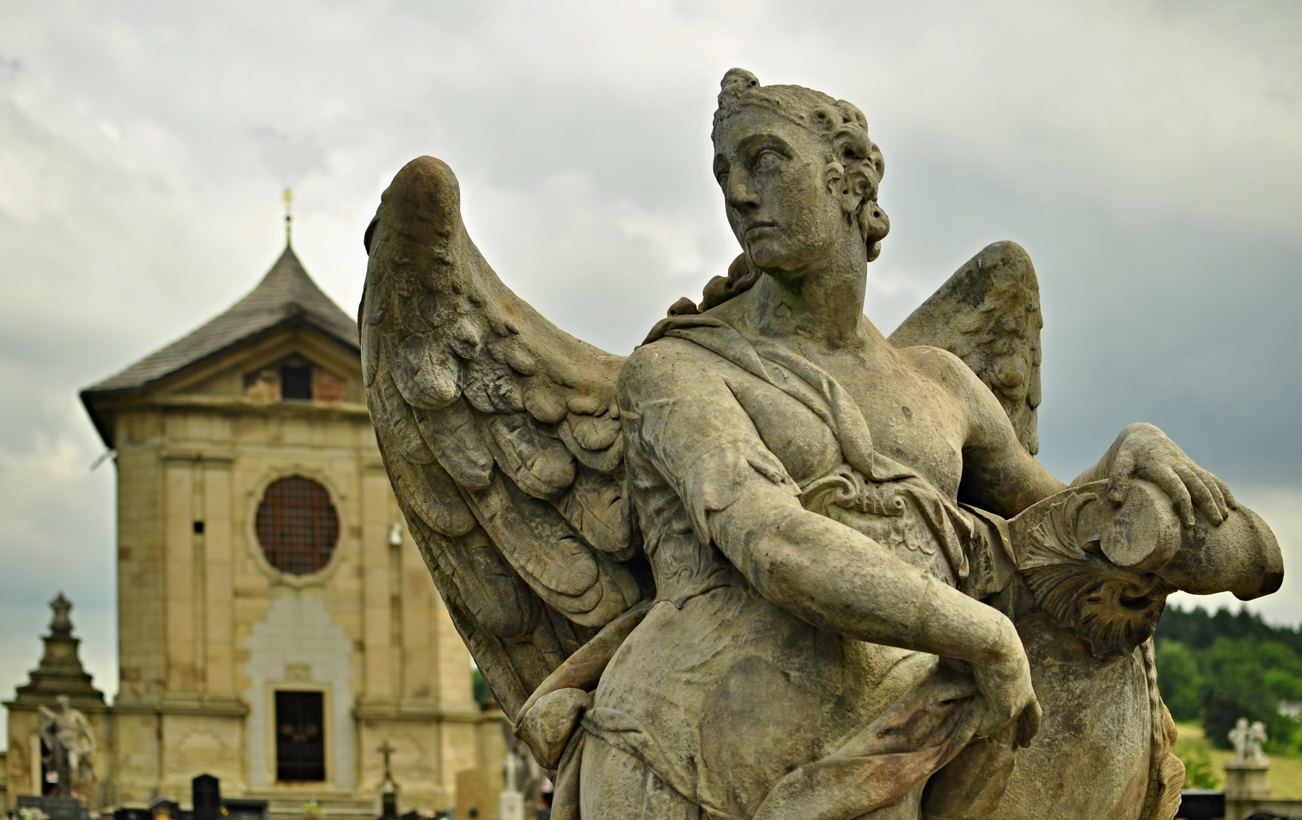 Strážný anděl na barokním hřbitově ve Střílkách