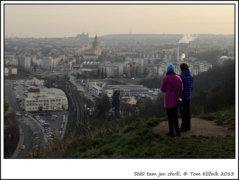 Stáli tam jen chvíli...